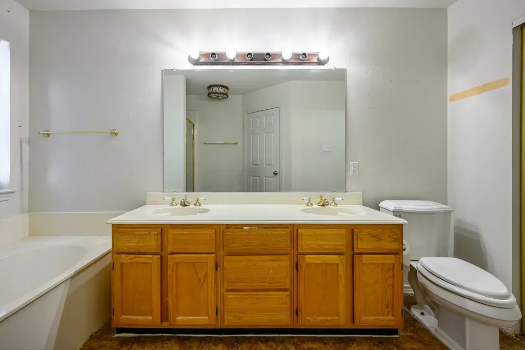 Before Master Bathroom Remodel 4