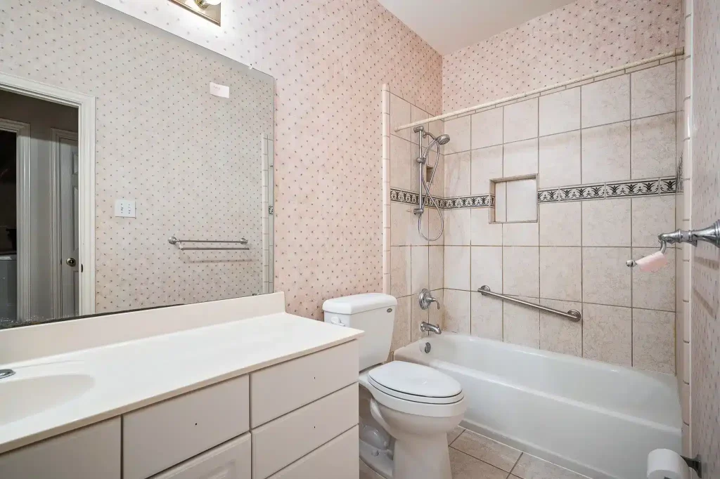 guest bathroom in plano before remodel 04